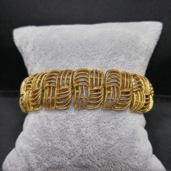 Monet Golden Weave Bracelet Gold Plated Filigree 1960s Vintage Jewelry Signed - Picture 7 of 10